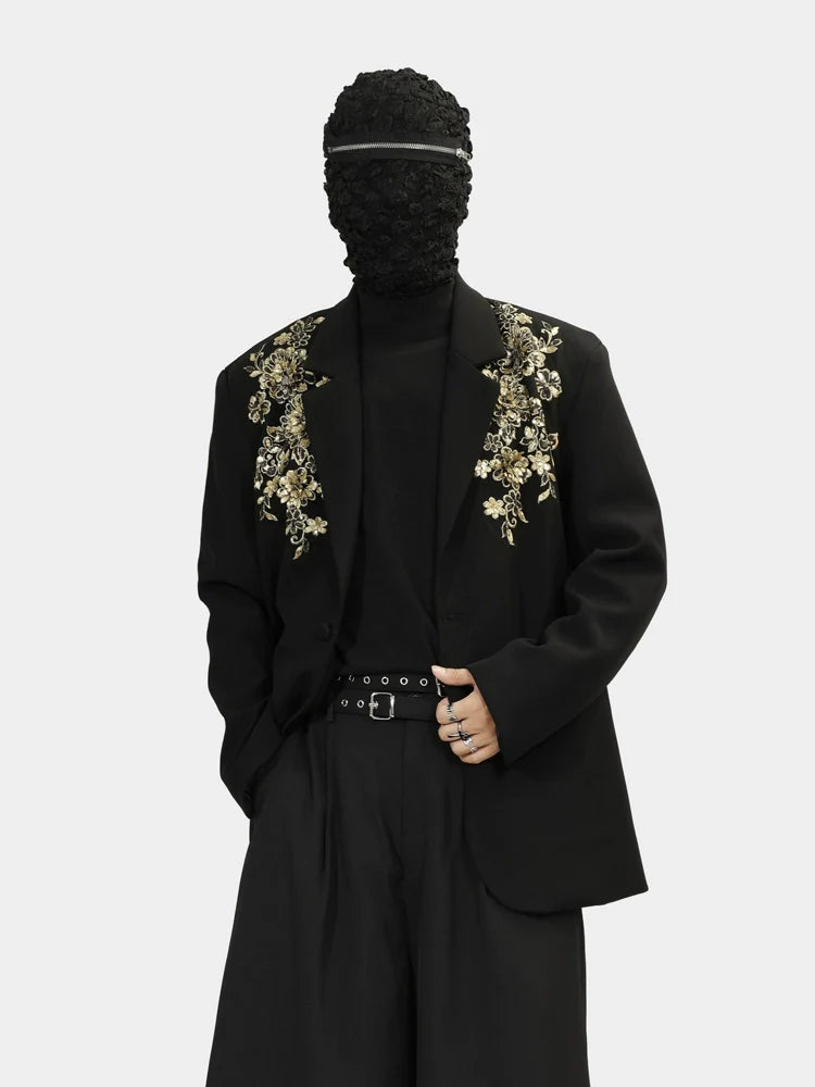 라펠 부분에 골드 꽃무늬 자수가 놓인 블랙 블레이저