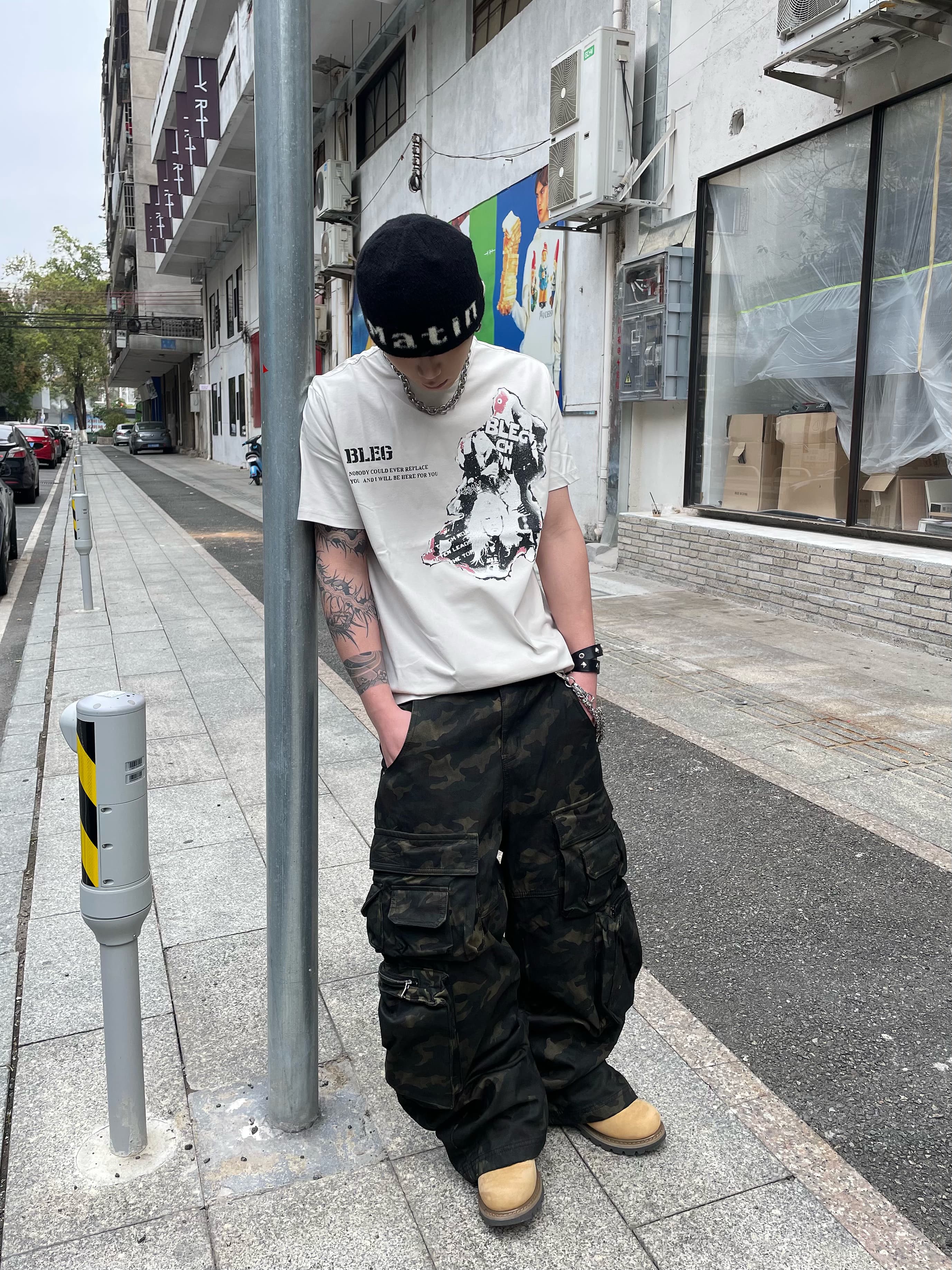 어번 카오스 그래픽 밴드 티셔츠