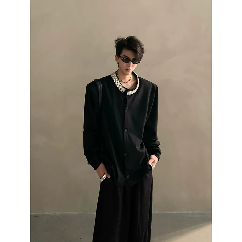 장식적인 보석 칼라가 달린 검은색 반소매 버튼업 셔츠