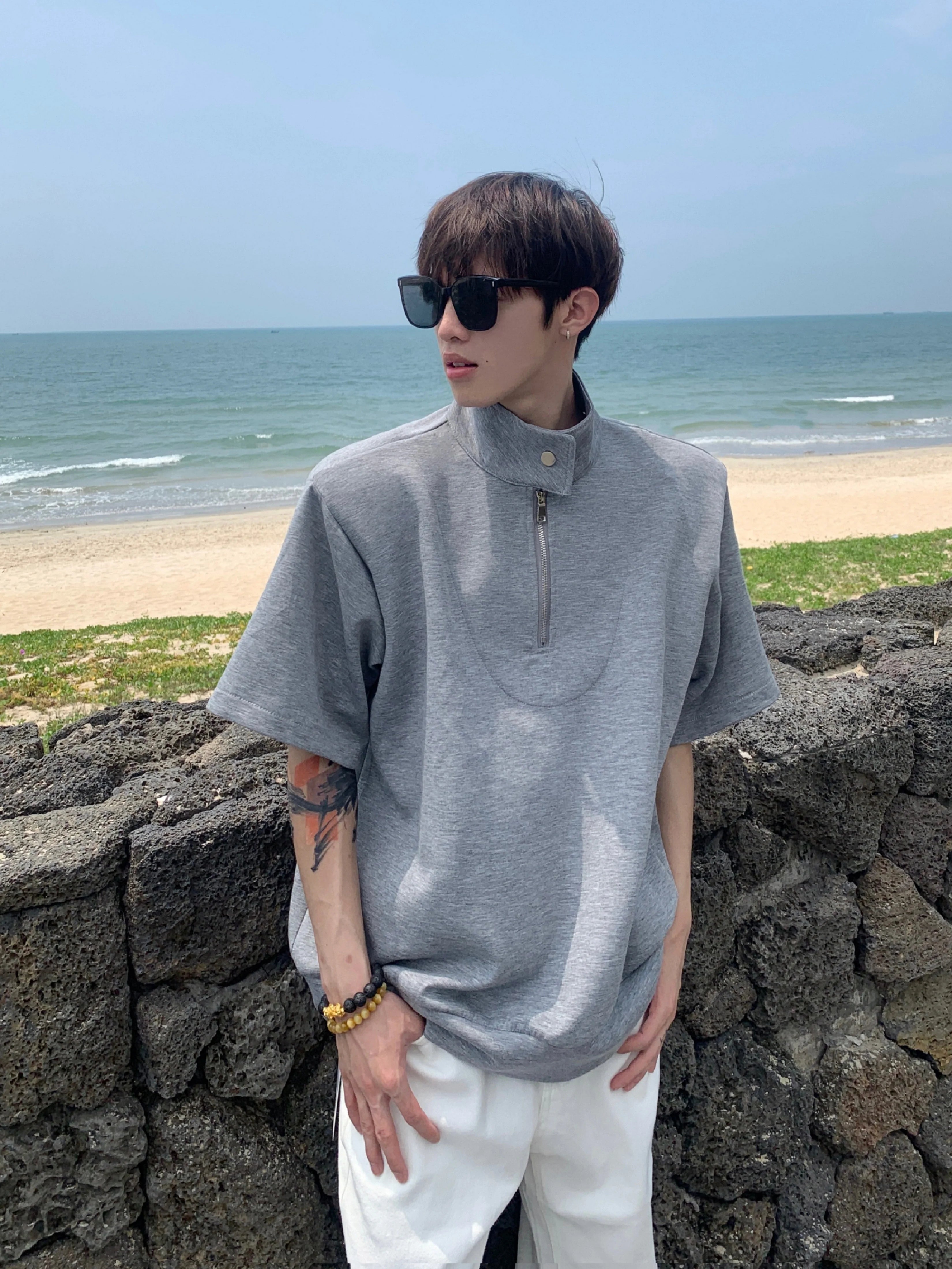 회색 하프 집업 스탠드 카라 셔츠