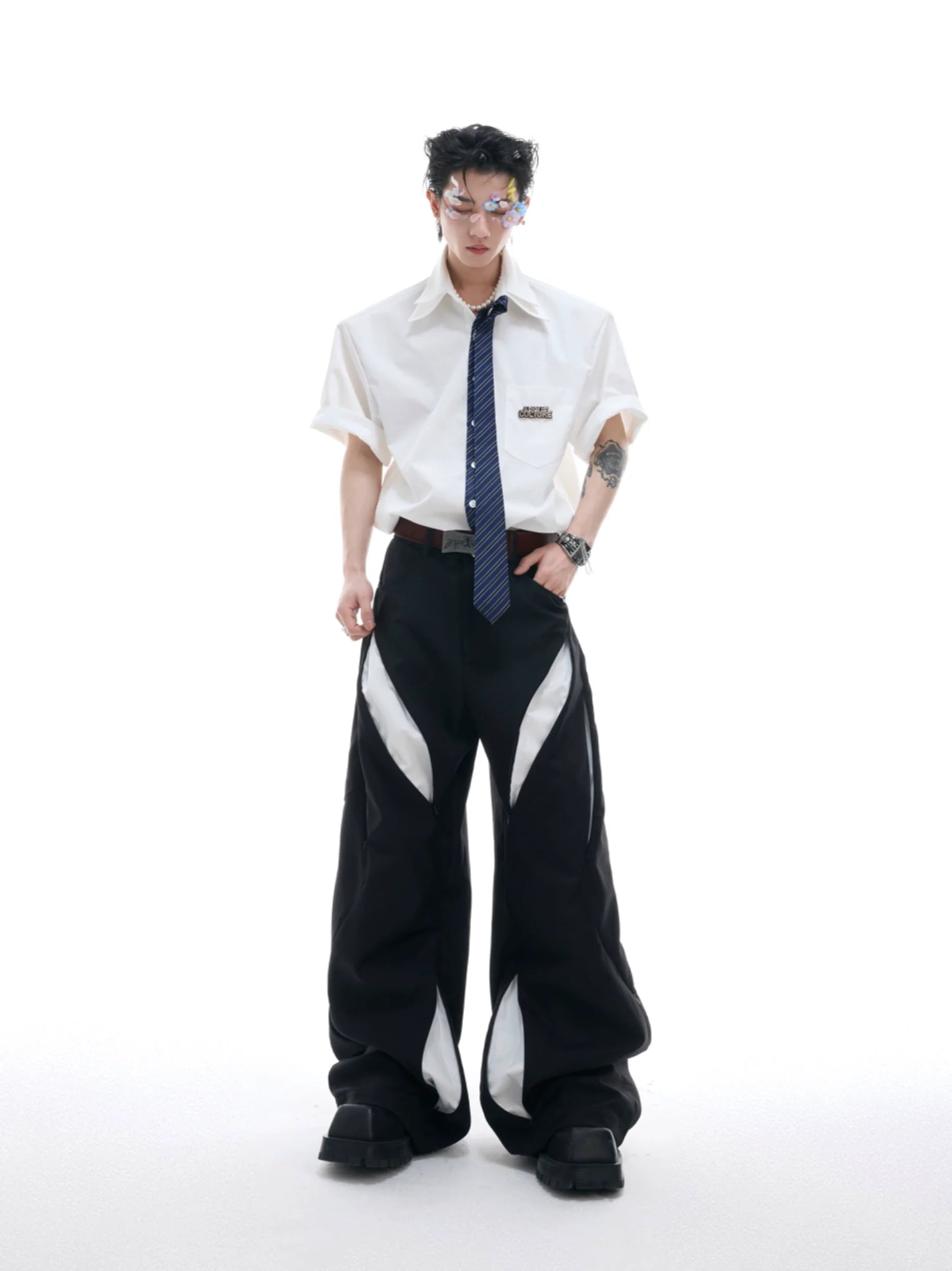 화이트 반소매 셔츠와 넥타이