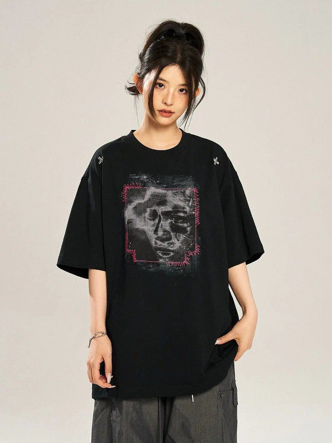 T-Shirt with Face Chalk Smudge Design - chiclara