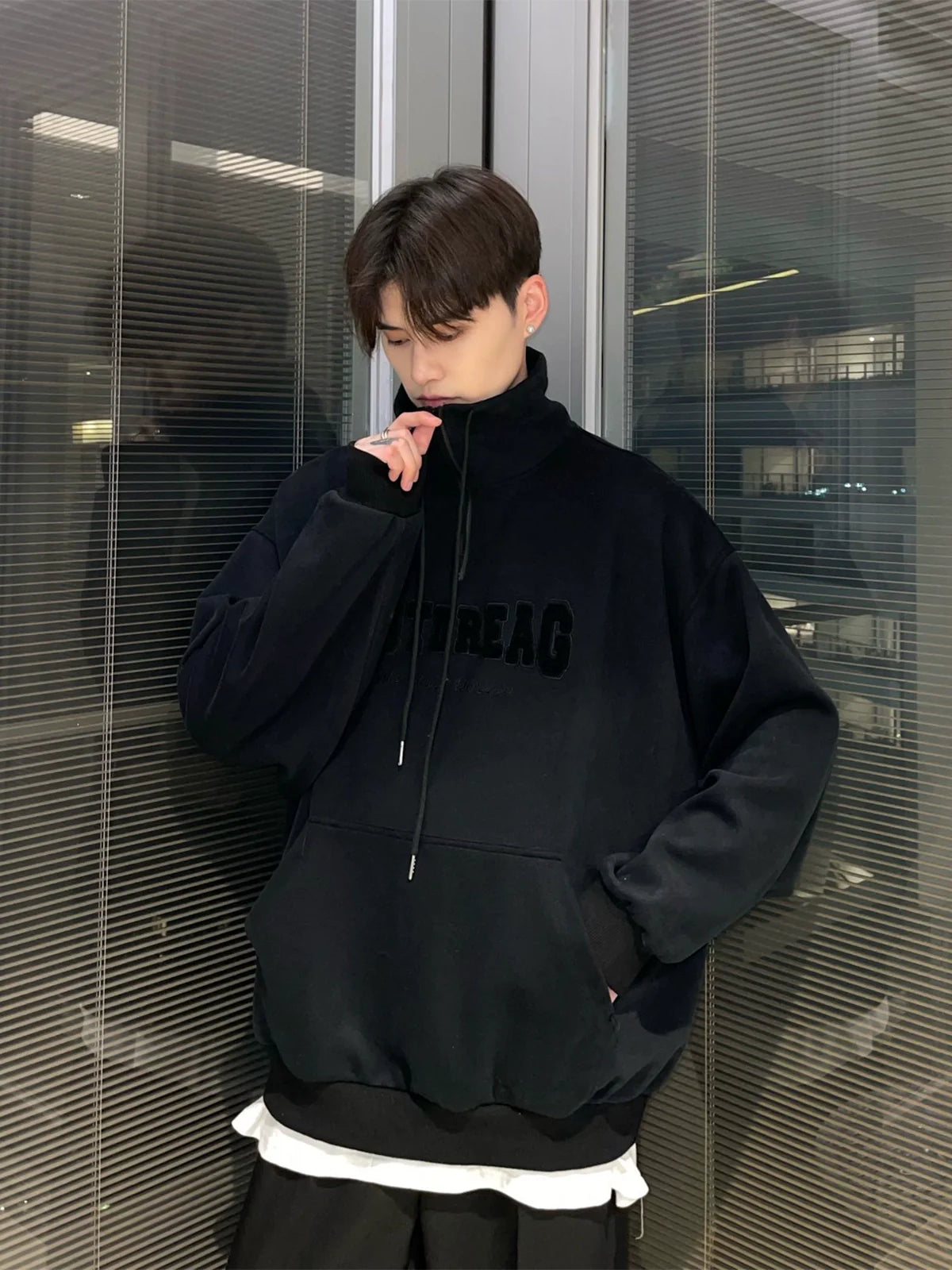 자수 로고 쿼터 집업 모크넥 스웨트셔츠